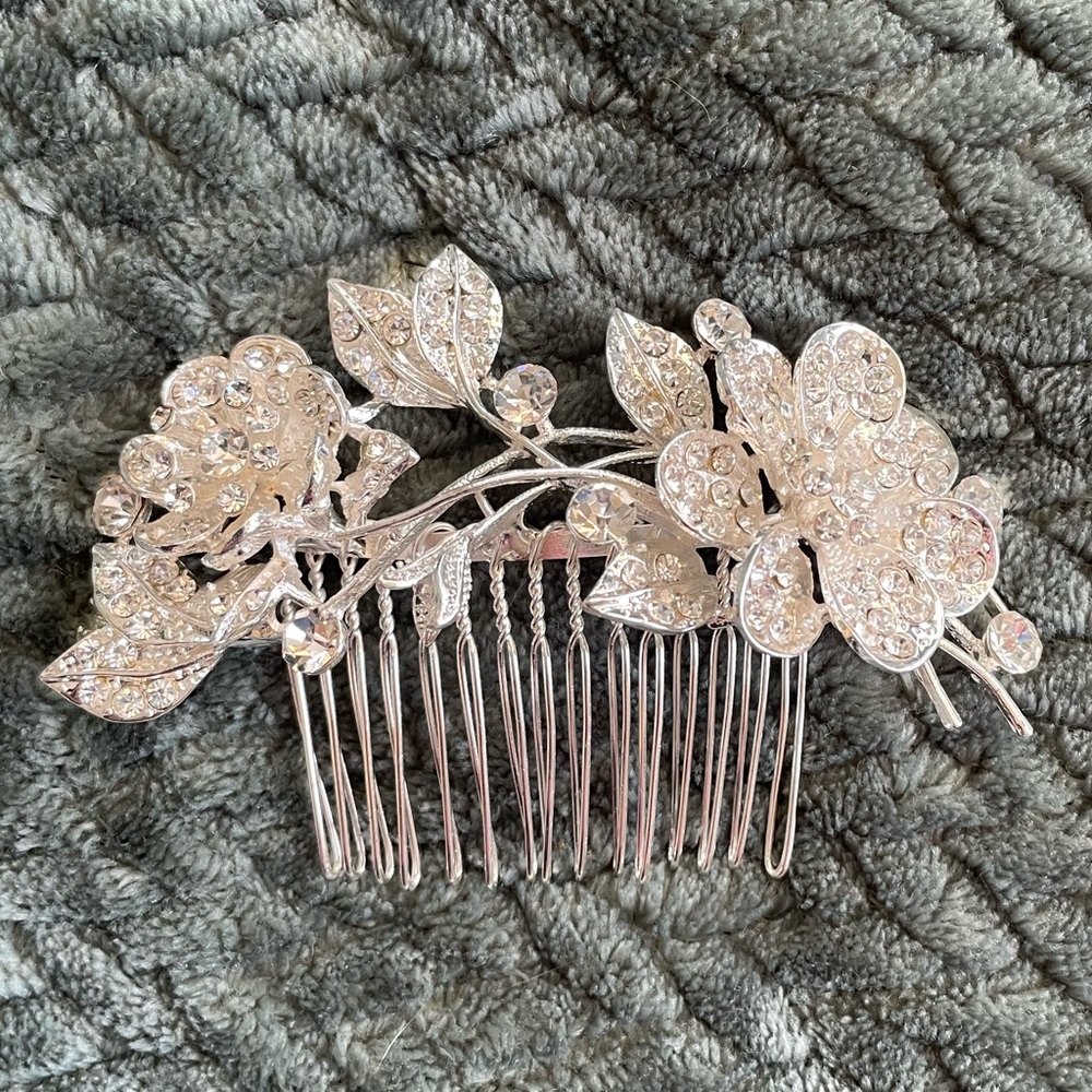 Floral rhinestone hair accessory